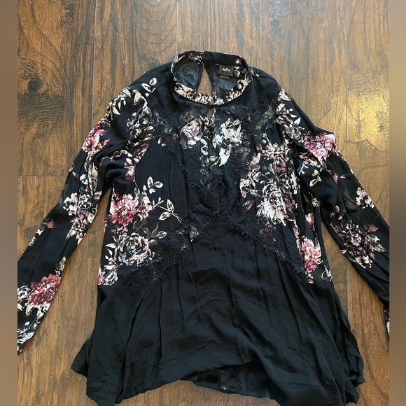 Daytrip black lace cut out tunic top - Picture 1 of 3